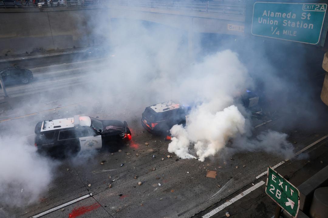 2025-06-09T024528Z_327219211_RC2QYEACCLVZ_RTRMADP_3_USA-MIGRATION-PROTEST-LOS-ANGELES