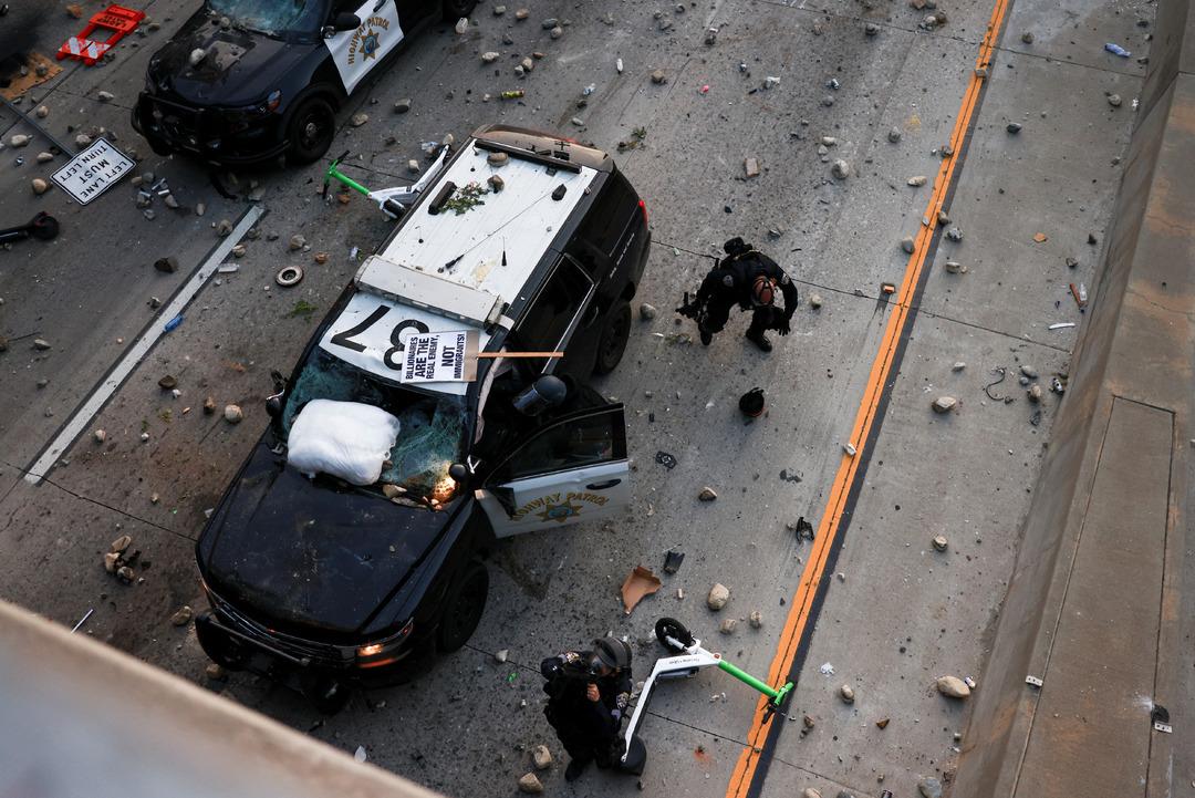 2025-06-09T030251Z_1046372788_RC2RYEAL7714_RTRMADP_3_USA-MIGRATION-PROTEST-LOS-ANGELES
