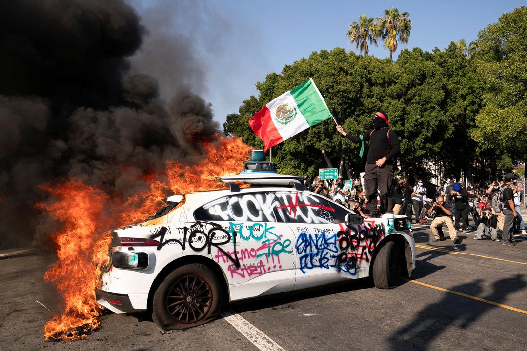 2025-06-09T031556Z_962496933_RC2PYEAAI7PI_RTRMADP_3_USA-MIGRATION-PROTEST-LOS-ANGELES