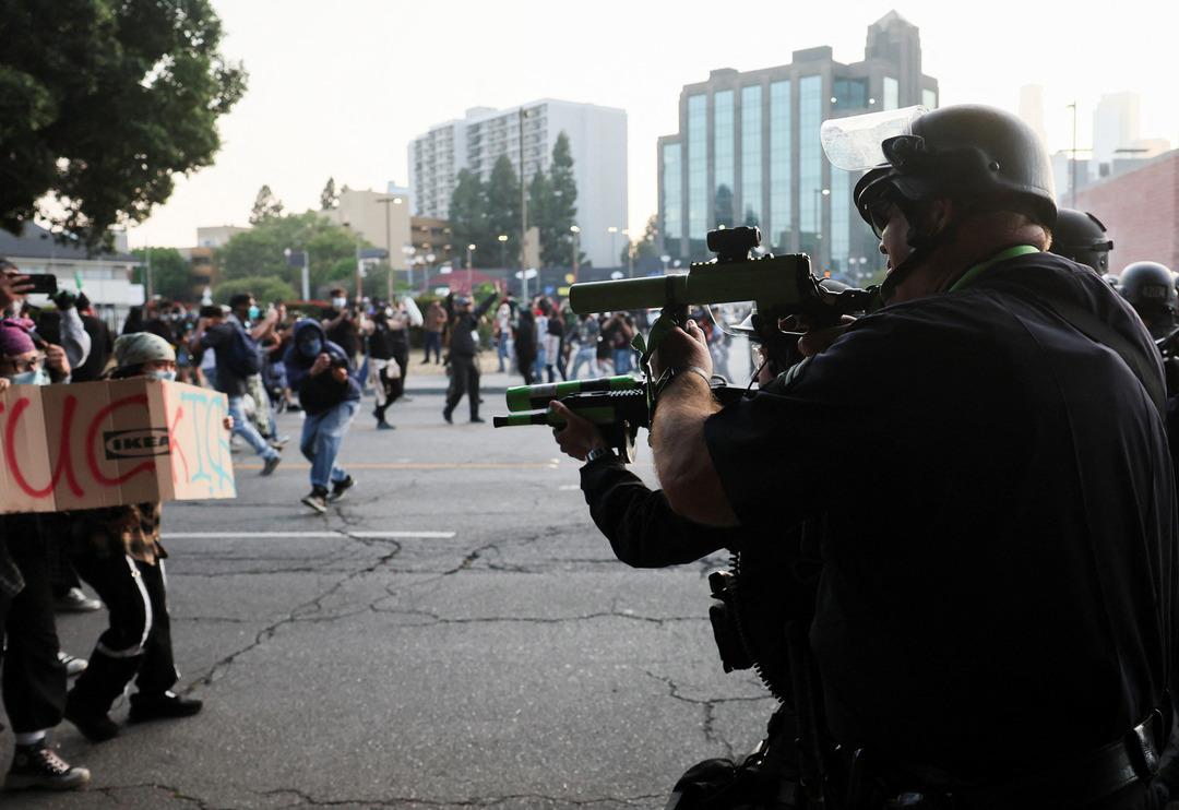 2025-06-10T023738Z_29775784_RC29ZEA8K8PS_RTRMADP_3_USA-MIGRATION-PROTEST-LOS-ANGELES
