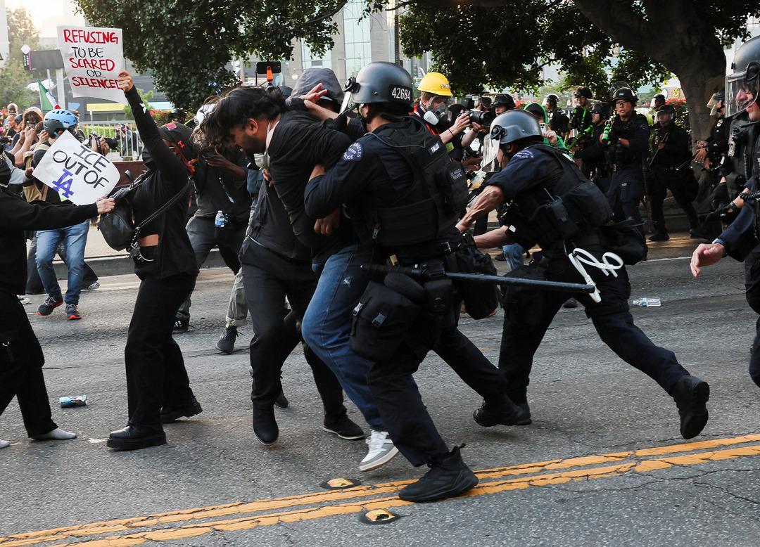 2025-06-10T024145Z_1869432926_RC29ZEAAZPOZ_RTRMADP_3_USA-MIGRATION-PROTEST-LOS-ANGELES