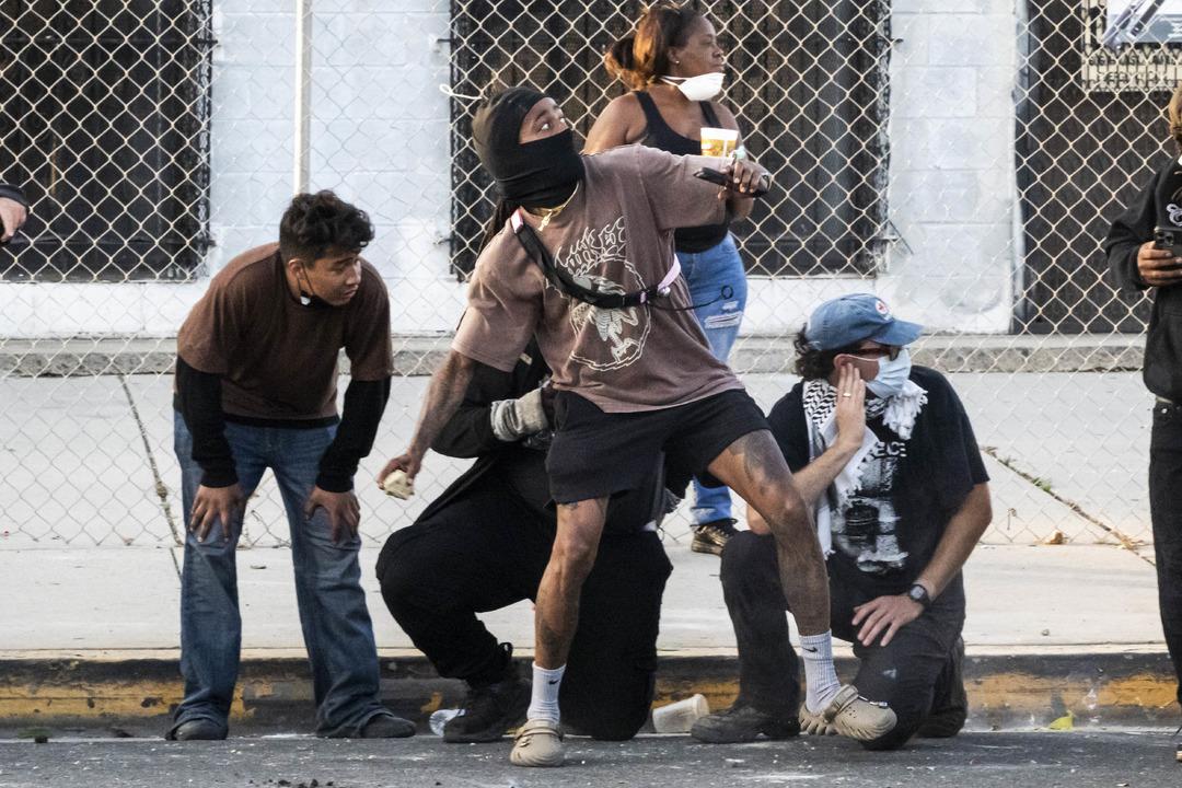 AA-20250608-38219637-38219632-CALIFORNIADA_POLIS_VE_GOSTERICILER_ARASINDA_CATISMALAR_YASANIYOR