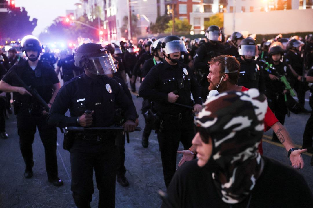 2025-06-10T034632Z_719419354_RC2AZEAWGPAD_RTRMADP_3_USA-MIGRATION-PROTEST-LOS-ANGELES