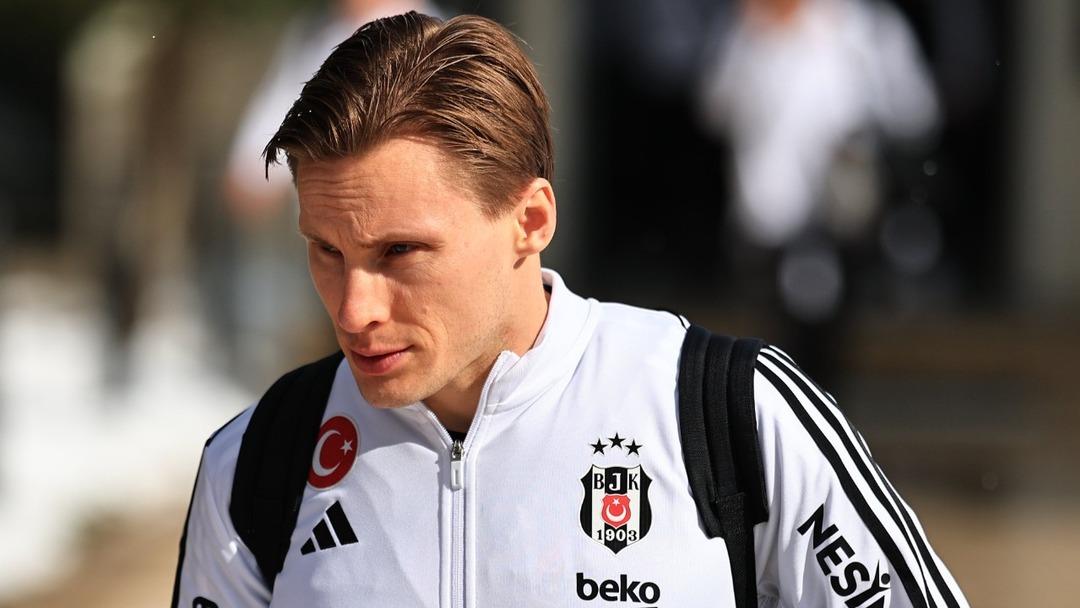 osayi-samuel-geldi-svensson-fatih-karagumrukle-masaya-oturdu-rk1f