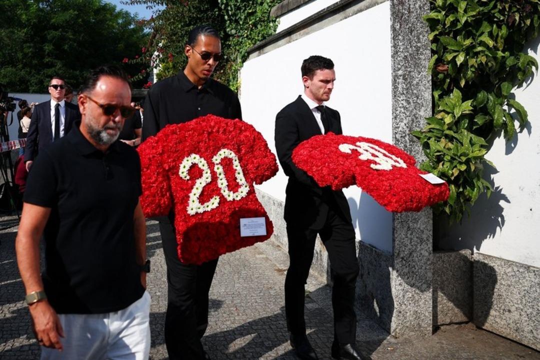 Portekiz de Cristiano Ronaldo depremi! Jota nın cenaze törenine katılmadı... Arkadaşları ağlarken, o denize girdi 5
