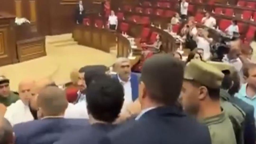Ermenistan Parlamentosu nda ortalık karıştı vekiller birbirine girdi! Ermeni vekil, üzerine yürüdüğü vekile 