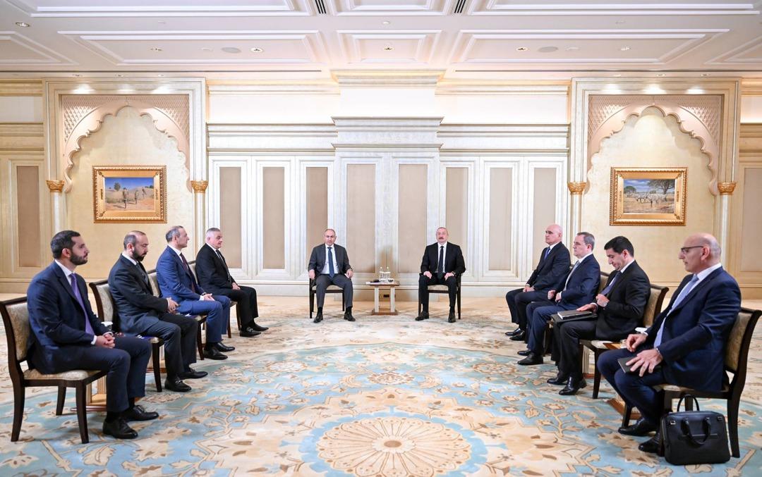 Dünyanın konuştuğu görüntüler! Aliyev ile Paşinyan arasında soğuk rüzgarlar... 3