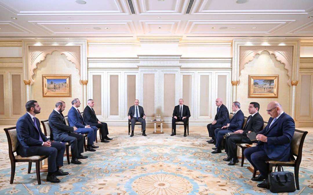 Dünyanın konuştuğu görüntüler! Aliyev ile Paşinyan arasında soğuk rüzgarlar... 2