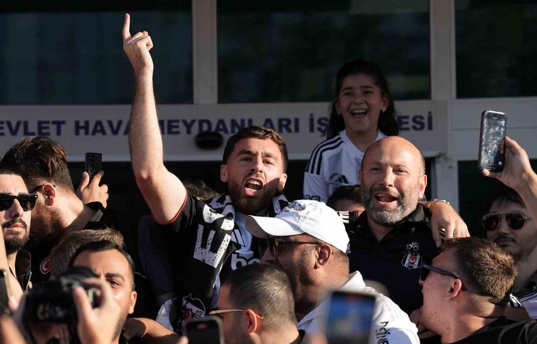 Türkiye rekorunun kırıldığı Orkun Kökçü, Beşiktaş için İstanbul a geldi, röportaj esnasında gözyaşlarını tutamadı 3