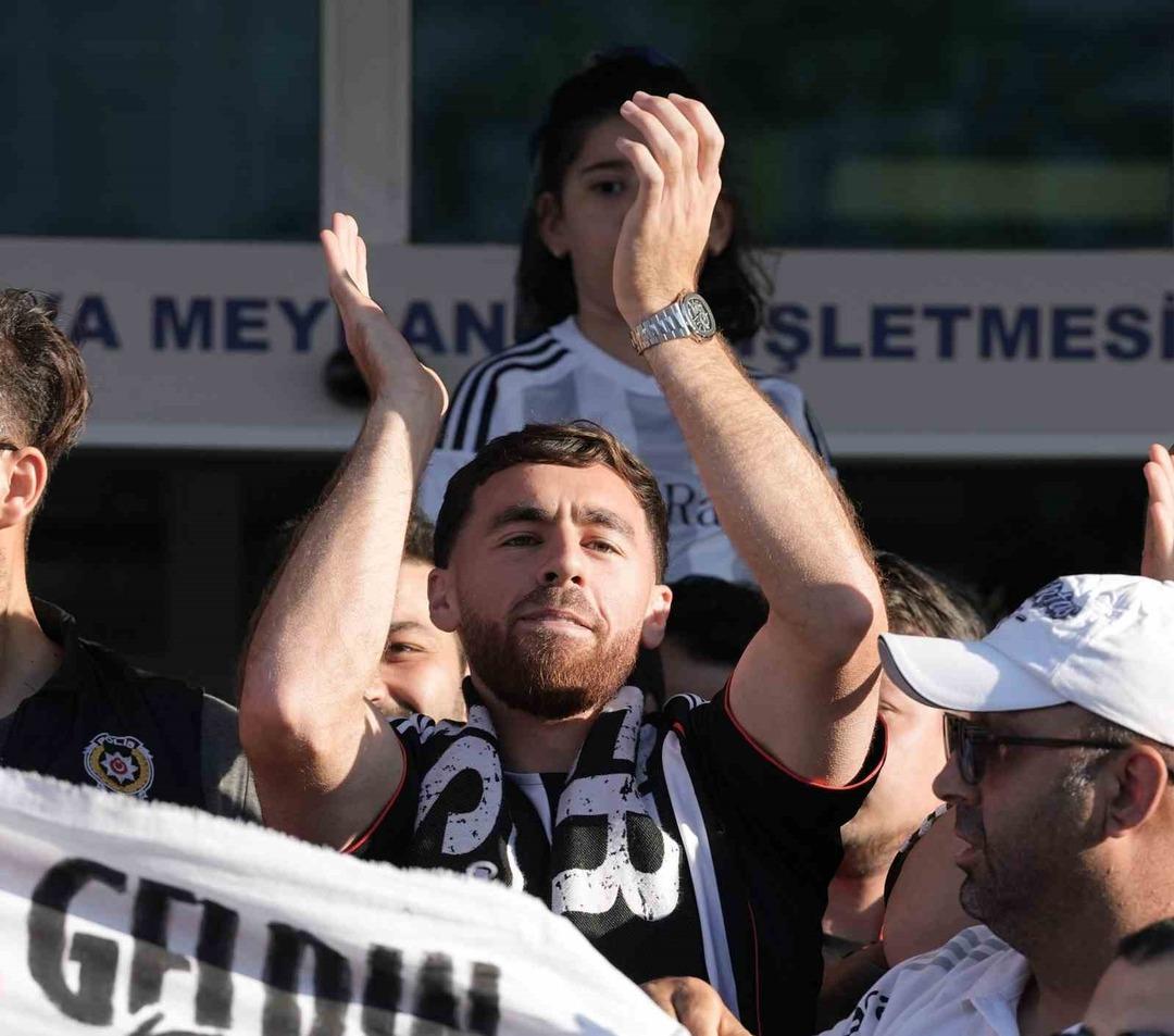 Türkiye rekorunun kırıldığı Orkun Kökçü, Beşiktaş için İstanbul a geldi, röportaj esnasında gözyaşlarını tutamadı 2