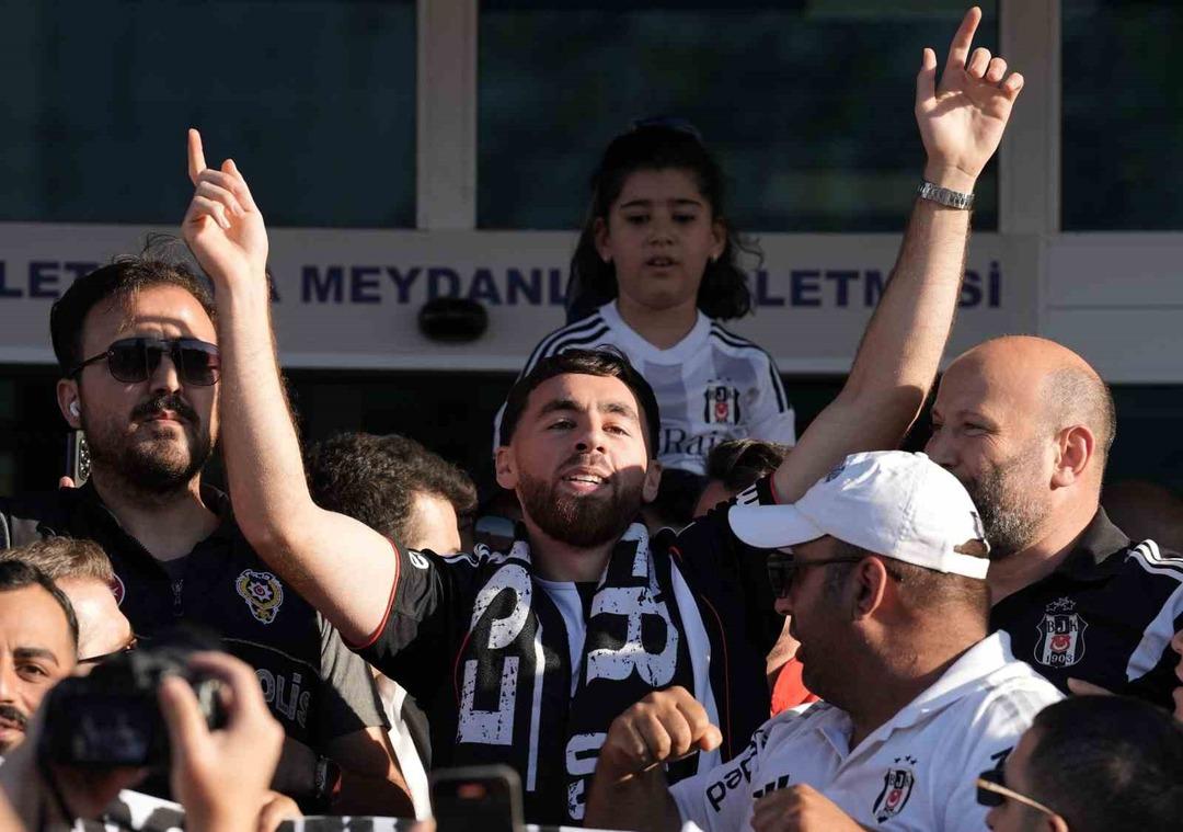 Türkiye rekorunun kırıldığı Orkun Kökçü, Beşiktaş için İstanbul a geldi, röportaj esnasında gözyaşlarını tutamadı 4