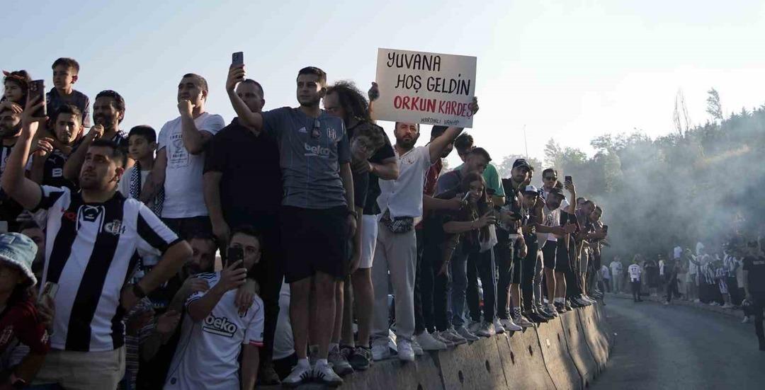 Türkiye rekorunun kırıldığı Orkun Kökçü, Beşiktaş için İstanbul a geldi, röportaj esnasında gözyaşlarını tutamadı 5