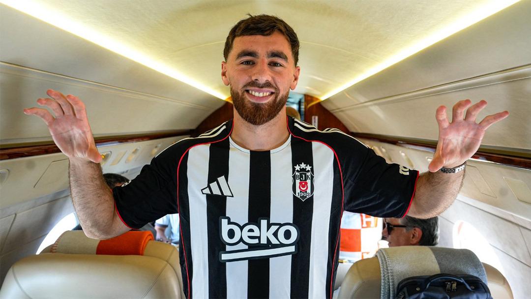 Beşiktaş'ın yeni transferi Orkun Kökçü'nün Tüpraş Stadyumu'nda imza töreni düzenlendi... 5