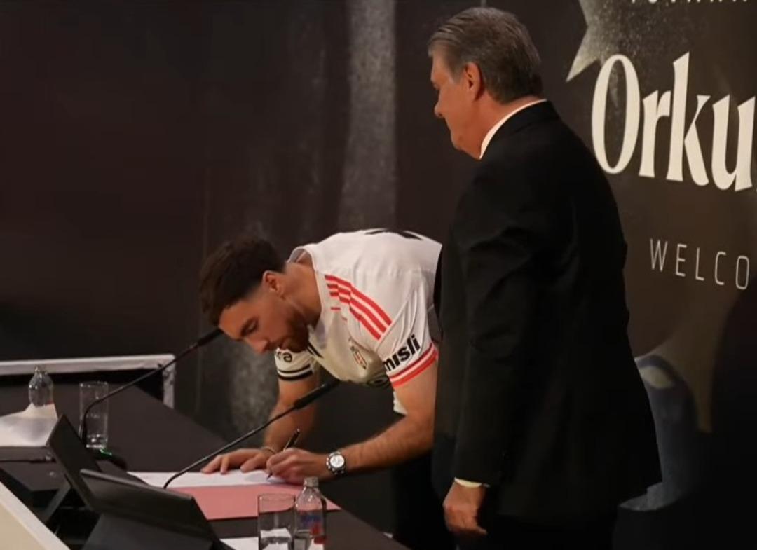 Beşiktaş'ın yeni transferi Orkun Kökçü'nün Tüpraş Stadyumu'nda imza töreni düzenlendi... 3