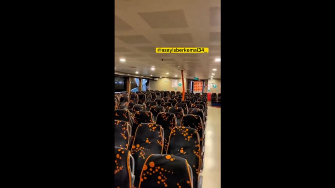 Üsküdar-Beşiktaş vapurunda taraftar olayı! Bazı Beşiktaş taraftarları Orkun Kökçü nün imza töreni sonrasında vapuru karıştırdı... 3